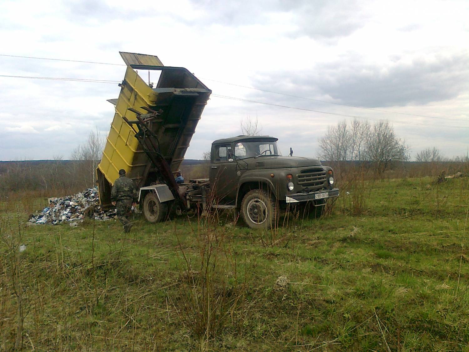 Сміття сиплять на людськи городи!!!