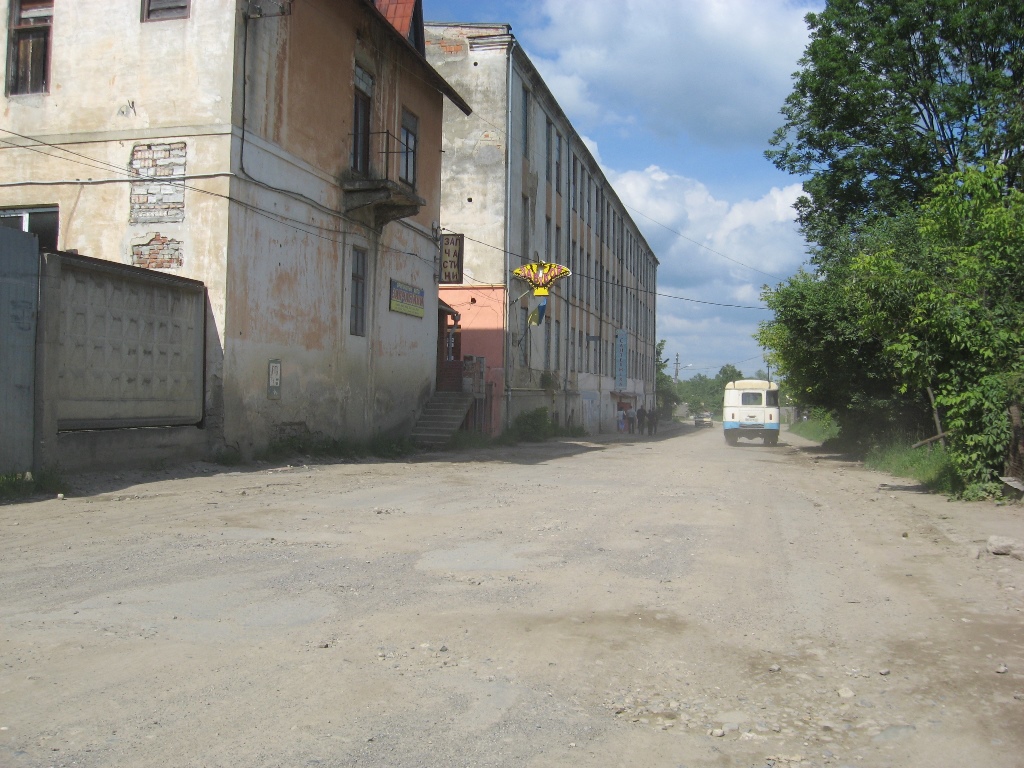 На найгіршу дорогу у місті, що веде до Східниці, обіцяють дати гроші