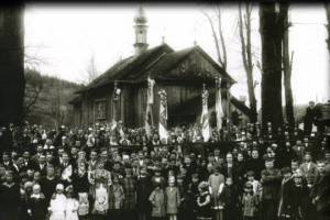 Парафіяни перед розібранням церкви на Мражниці